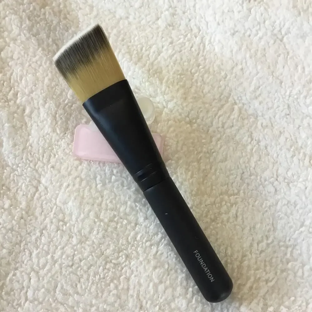 Le Métier de Beauté Flat Angled Foundation Brush